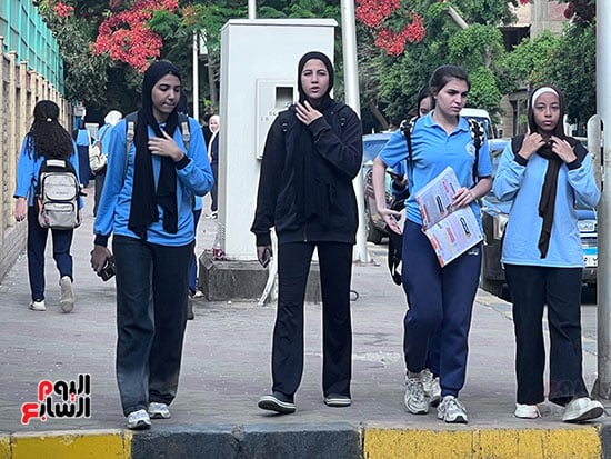 توافد طلاب ثانية ثانوية بالجيزة على لجان امتحانات الفصل الدراسى الثانى (25)