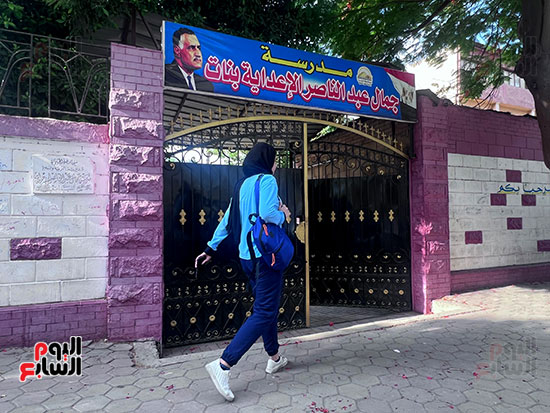توافد طلاب ثانية ثانوية بالجيزة على لجان امتحانات الفصل الدراسى الثانى (11)