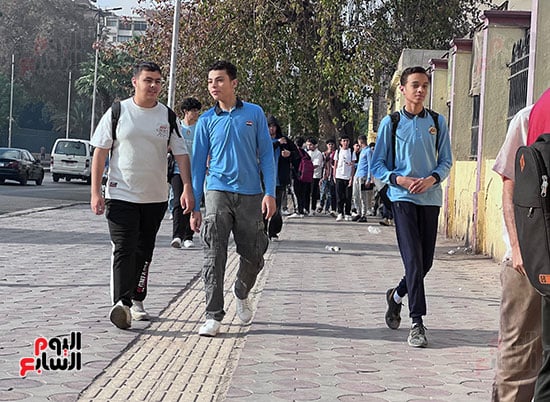 توافد طلاب ثانية ثانوية بالجيزة على لجان امتحانات الفصل الدراسى الثانى (10)