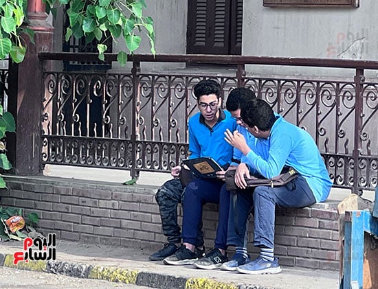 توافد طلاب ثانية ثانوية بالجيزة على لجان امتحانات الفصل الدراسى الثانى (19)