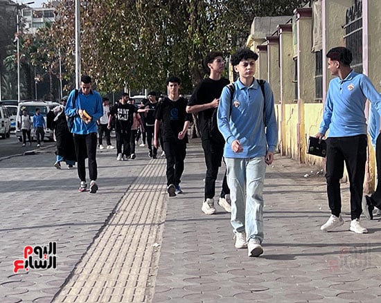 توافد طلاب ثانية ثانوية بالجيزة على لجان امتحانات الفصل الدراسى الثانى (2)