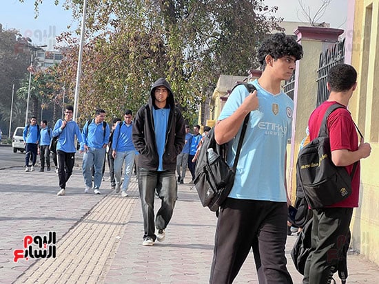 توافد طلاب ثانية ثانوية بالجيزة على لجان امتحانات الفصل الدراسى الثانى (13)
