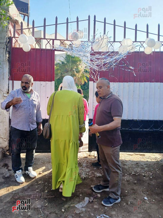 استقبال-الطلاب-في-أول-أيام-الامتحانات-بمدرسة-شباب-طموه-الإعدادية-بالزينة-والشوكولاته-(1)