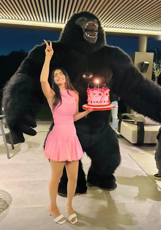 اسماء جلال تحتفل يعيد ميلادها اسماء جلال تحتفل يعيد ميلادها