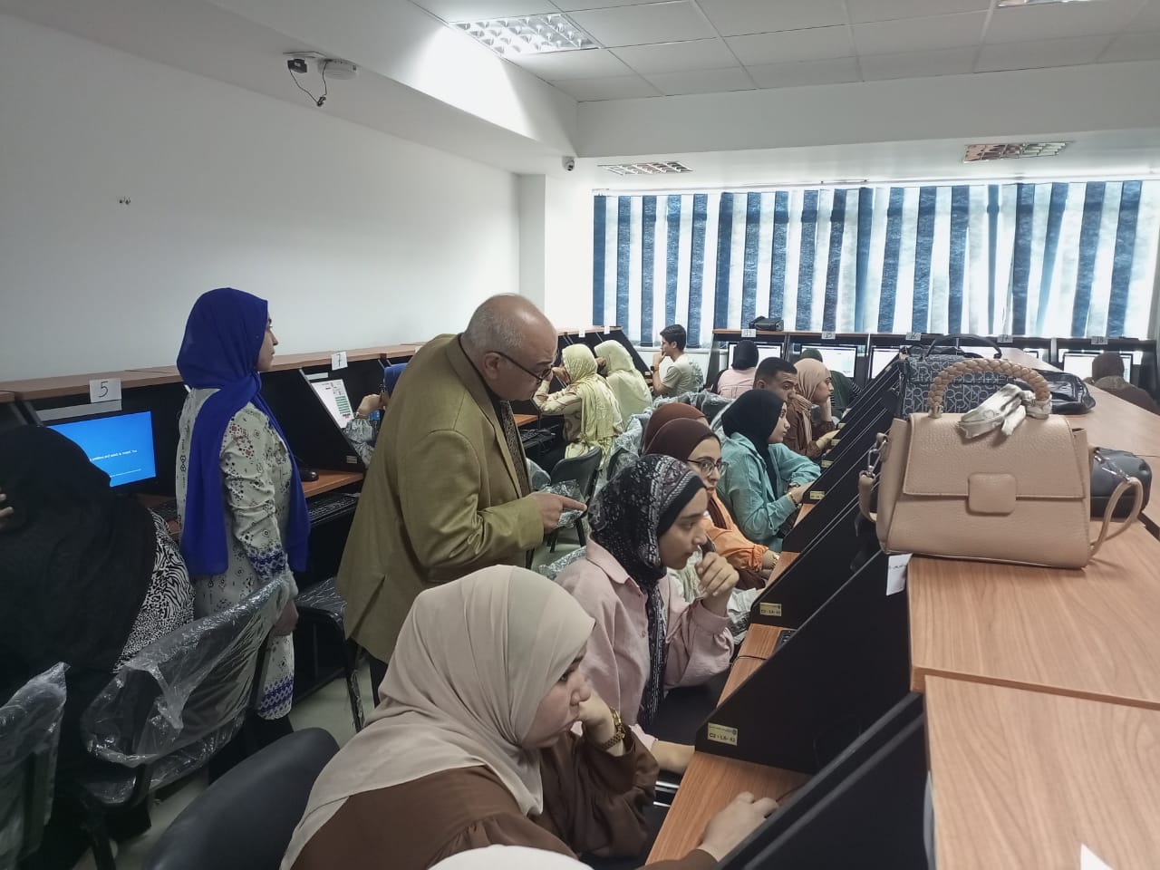 جولة امتحانانت جامعة دمنهور (6)