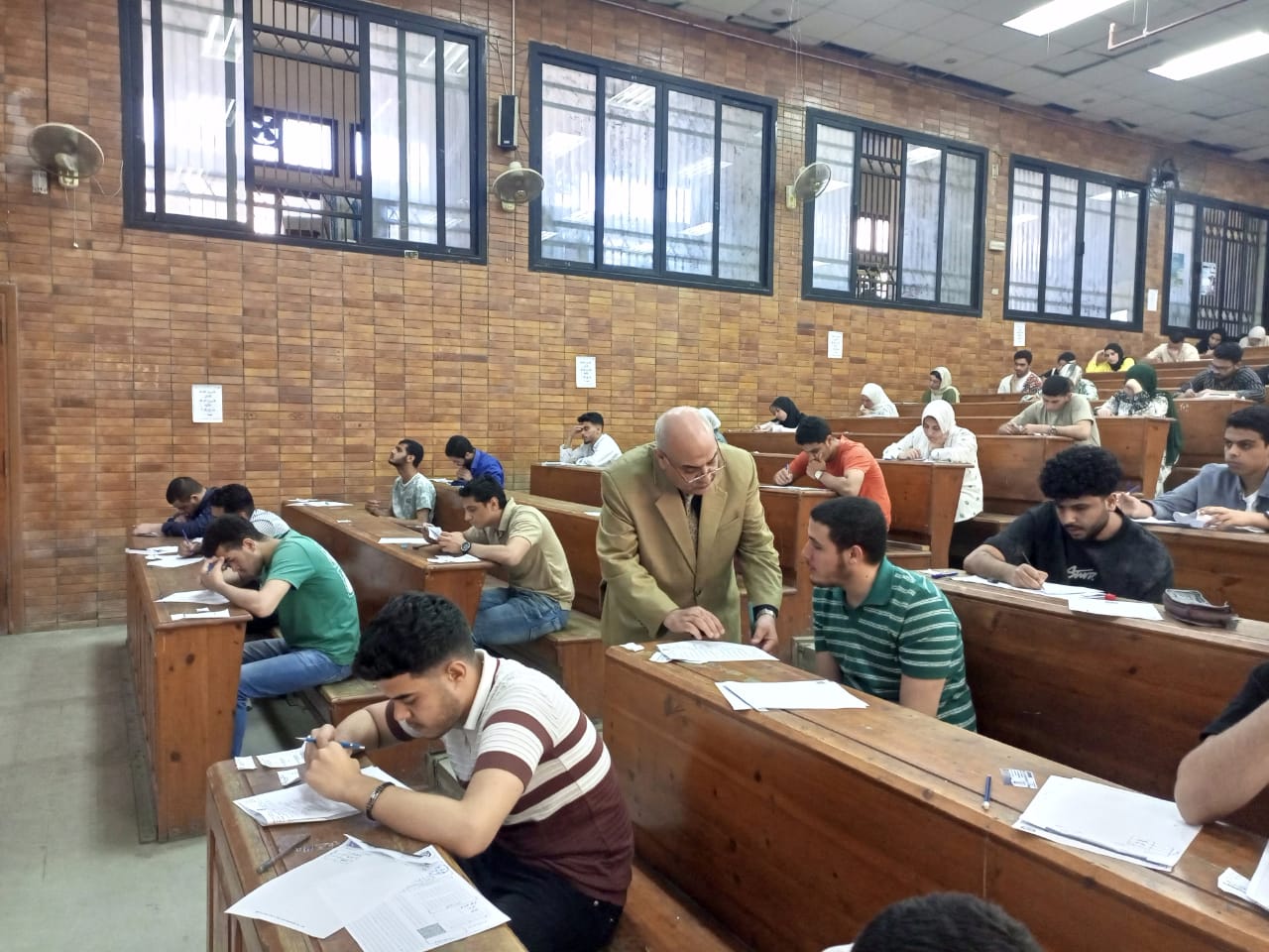 جولة امتحانانت جامعة دمنهور (4)