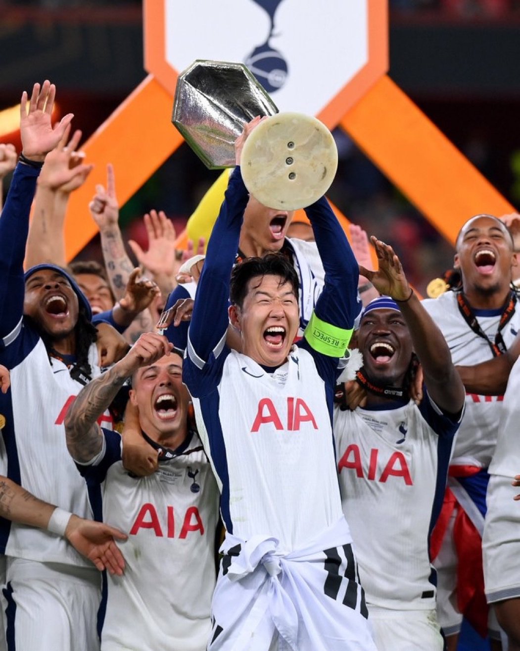 تتويج توتنهام بلقب الدوري الاوروبي (8)