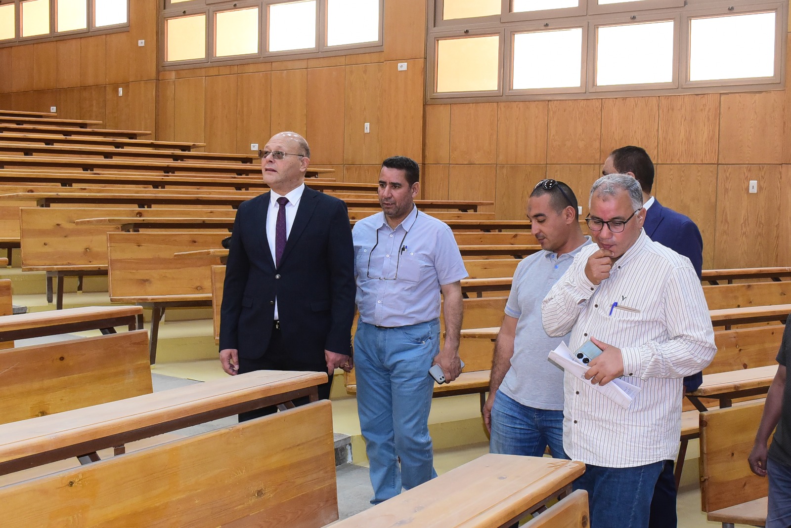 رئيس الجامعة داخل المدرجات بالجامعة الأهلية رئيس الجامعة داخل المدرجات بالجامعة الأهلية