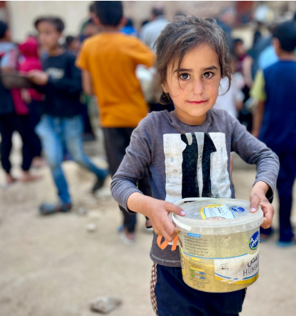 طفلة تحصل على الطعام