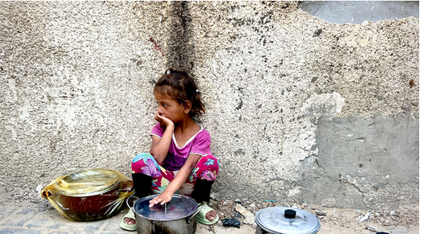 طفلة تبحث عن الطعام