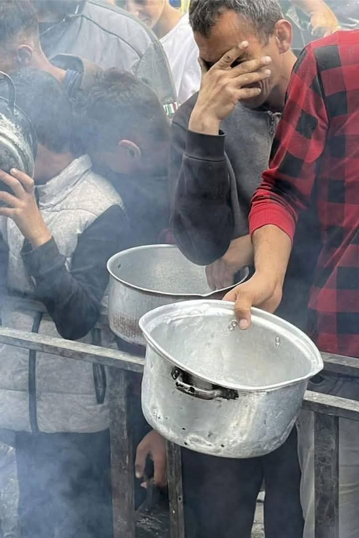 أهل غزة يقبلون على التكيات