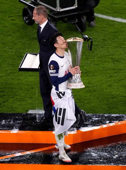 تتويج توتنهام بلقب الدوري الاوروبي (1)