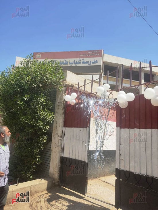 استقبال-الطلاب-في-أول-أيام-الامتحانات-بمدرسة-شباب-طموه-الإعدادية-بالزينة-والشوكولاته-(5)