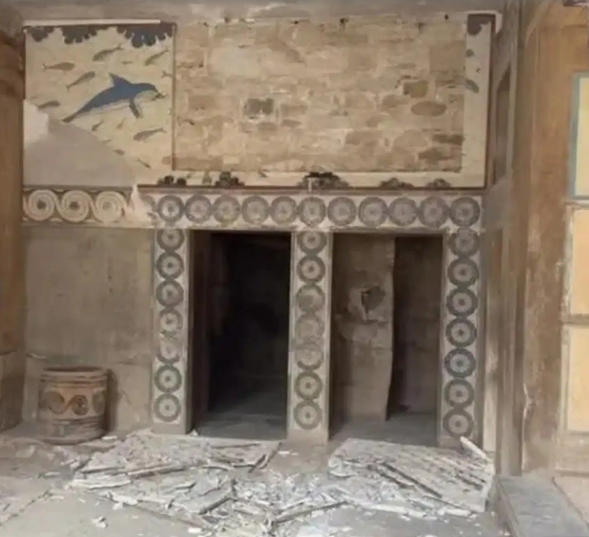 انهيار جدارية الدلافين