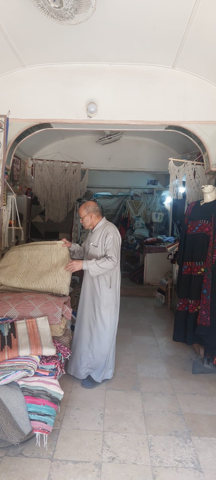 عم رضوان داخل محله