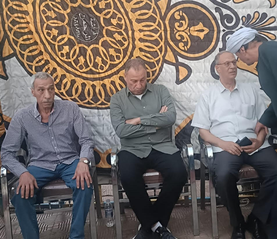 الكابتن محمود الخطيب يتلقى عزاء شقيقته فى قنا الكابتن محمود الخطيب يتلقى عزاء شقيقته فى قنا