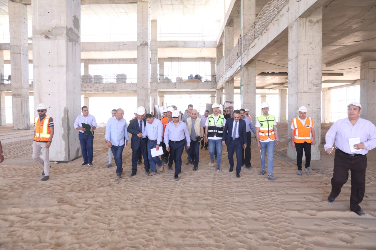 وزير الصناعة يتفقد المشروعات التنموية والخدمية والصناعية (1)