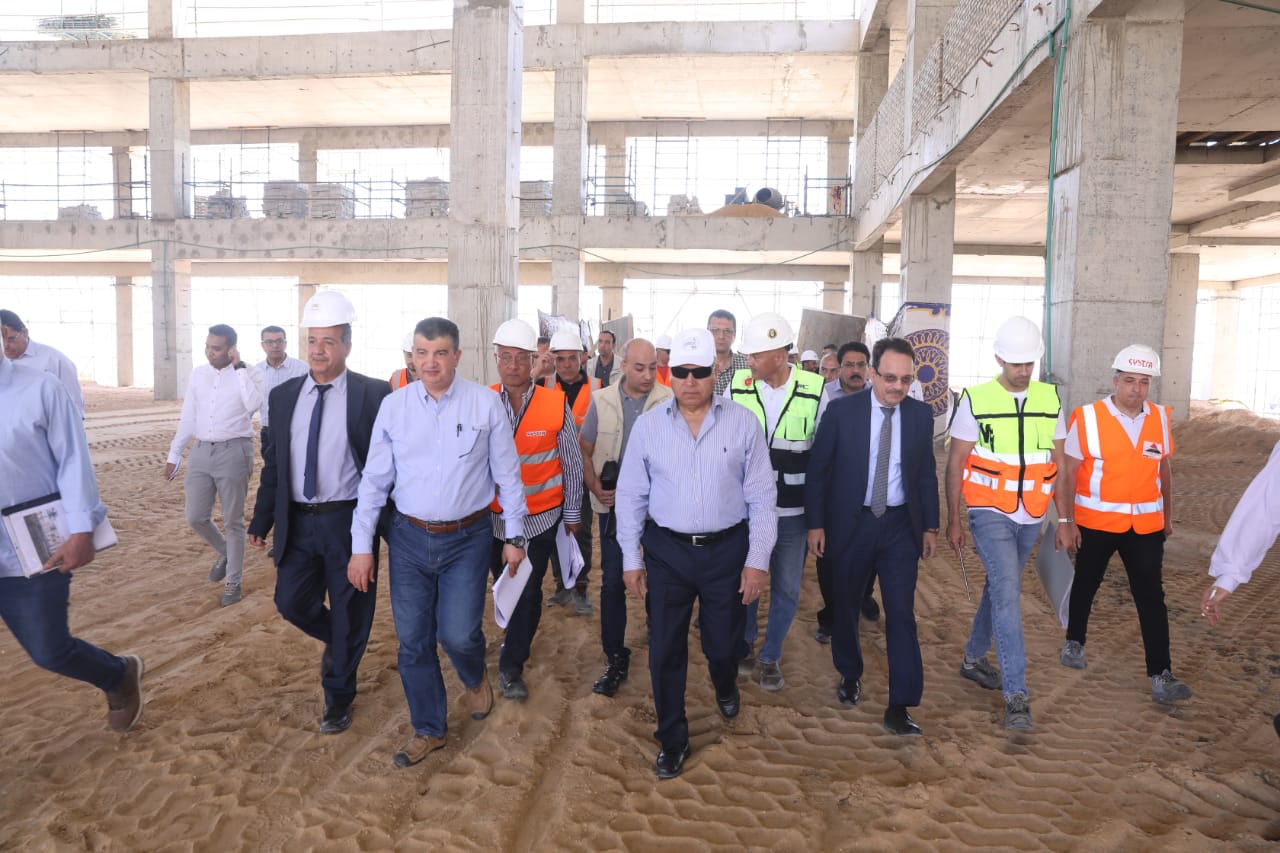 وزير الصناعة يتفقد المشروعات التنموية والخدمية والصناعية (2)