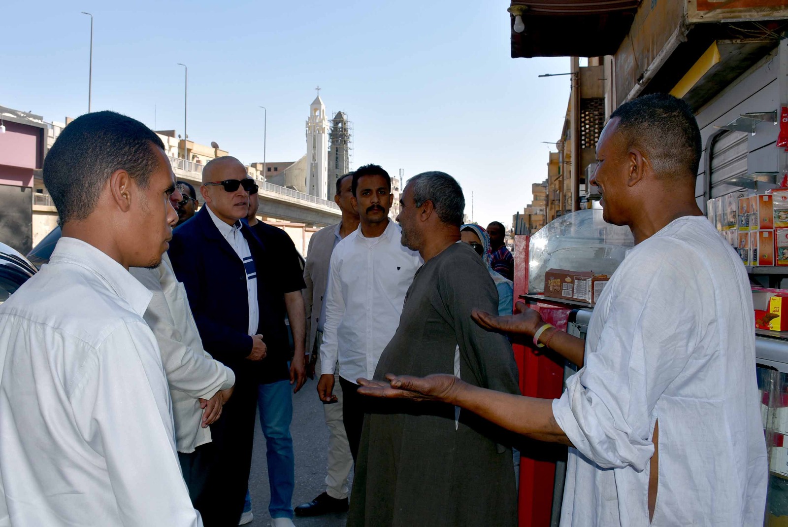 لقاء المحافظ مع المواطنين خلال جولاته بوسط المدينة لقاء المحافظ مع المواطنين خلال جولاته بوسط المدينة