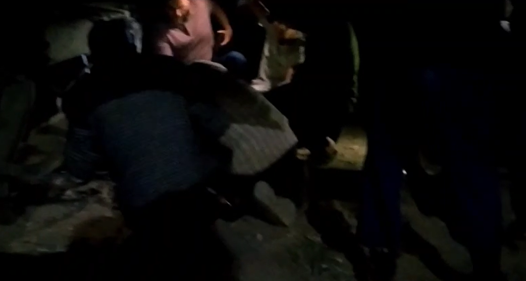 محاولات لاستعدال عجلات عربة القطار 