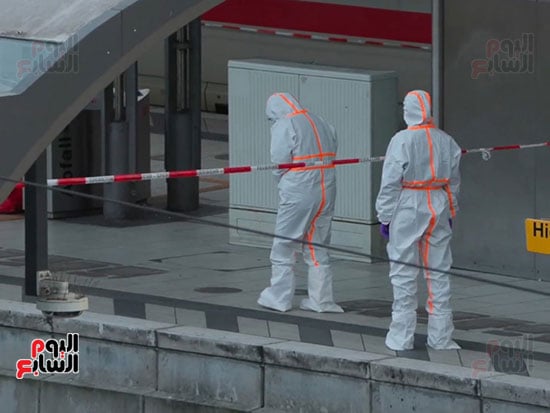 براء الأدلة الجنائية يتفقدون موقع الحادث في محطة هامبورغ المركزية براء الأدلة الجنائية يتفقدون موقع الحادث في محطة هامبورغ المركزية