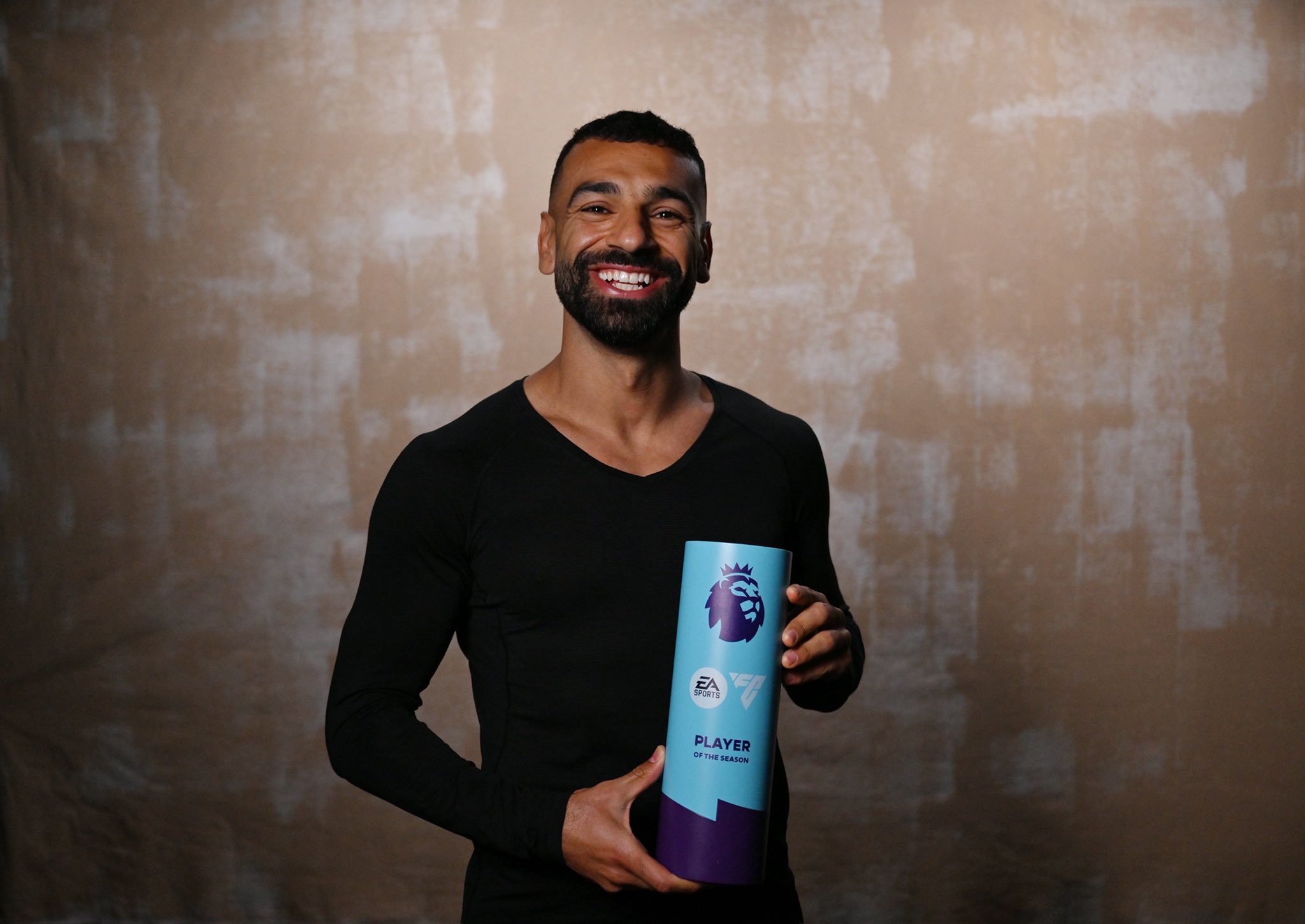 محمد صلاح مع الجائزة