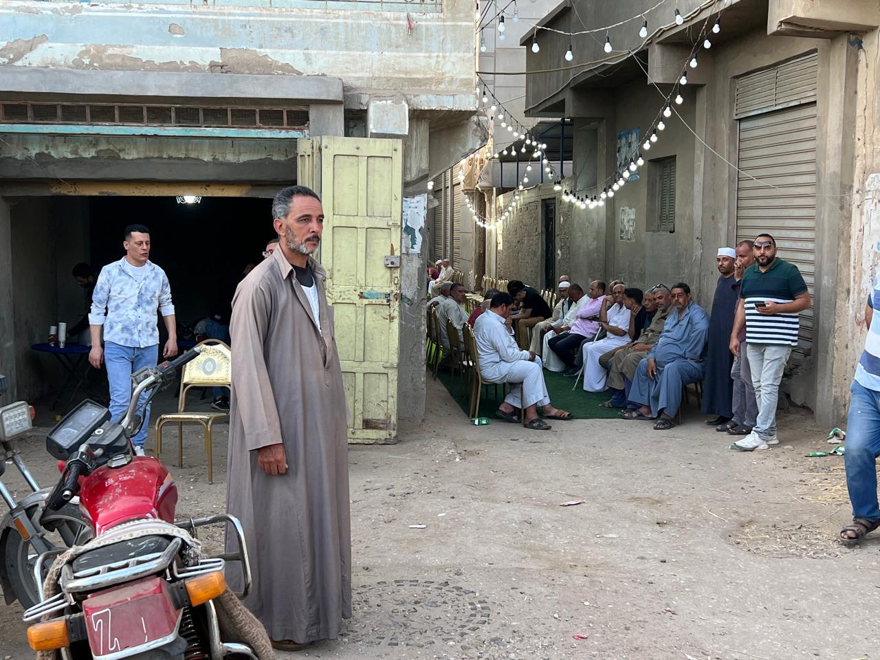 وصول اهل القرية امام منزل الراحل