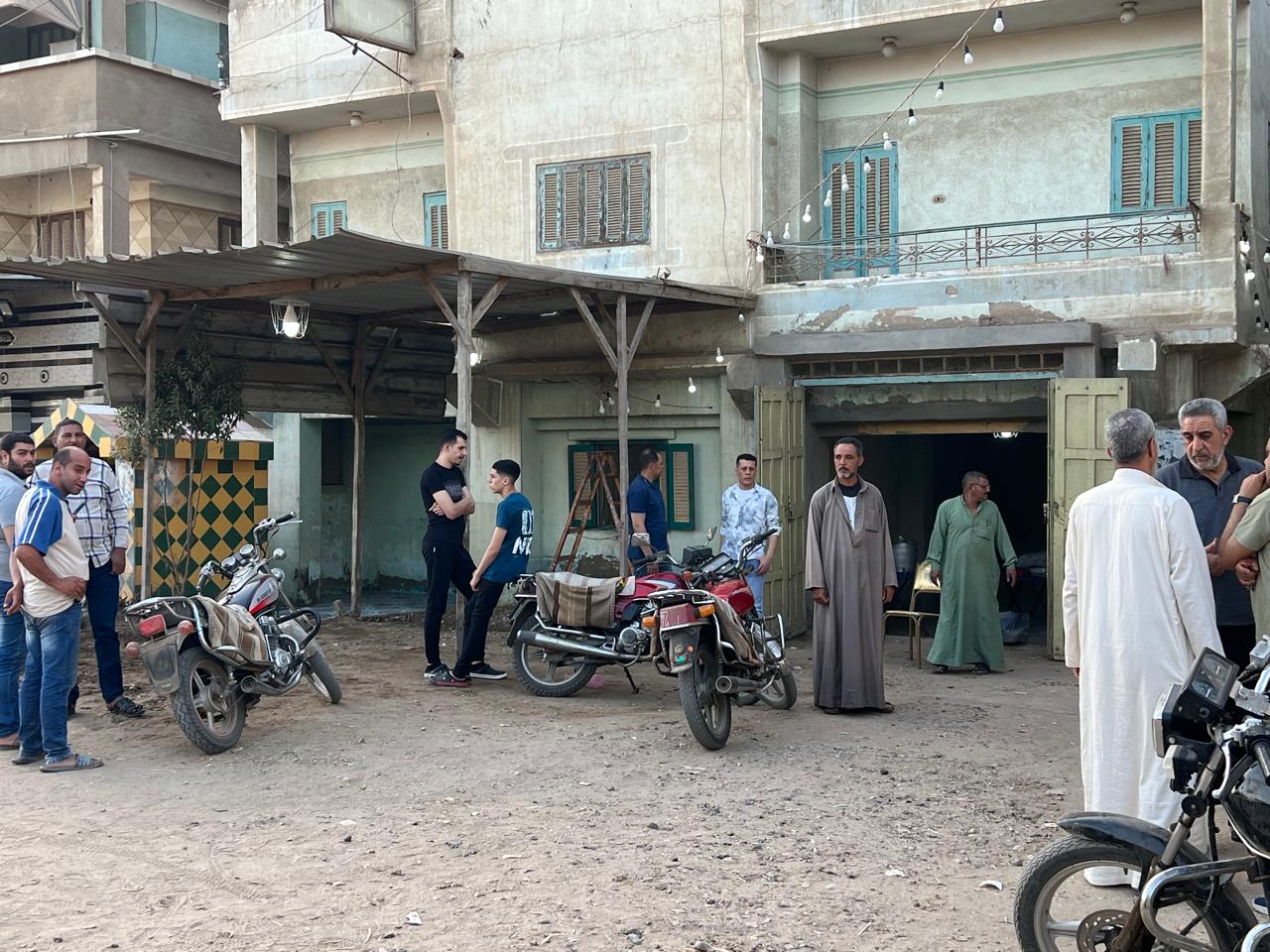 تجمع اهل القرية امام منزله