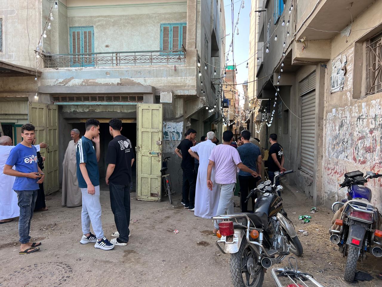 تجمع ابناء القرية امام منزل سلطان القراء فور علمهم بوفاته