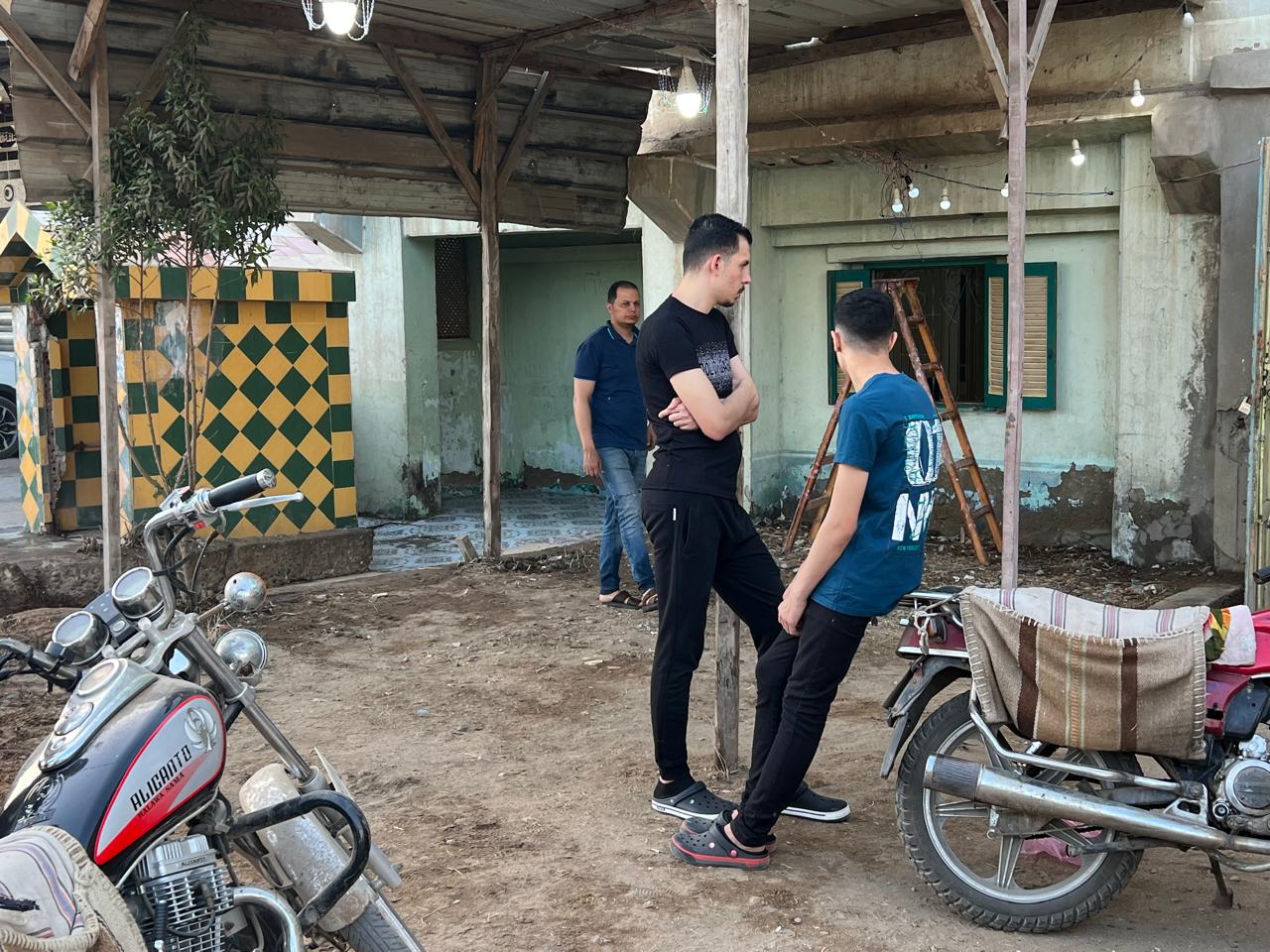 الحزن يخيم امام منزل الشيخ سيد سعيد