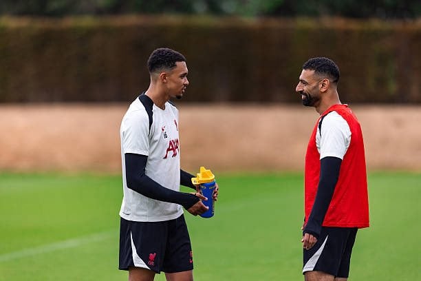 أرنولد يتحدث مع محمد صلاح في التدريب الأخير أرنولد يتحدث مع محمد صلاح في التدريب الأخير