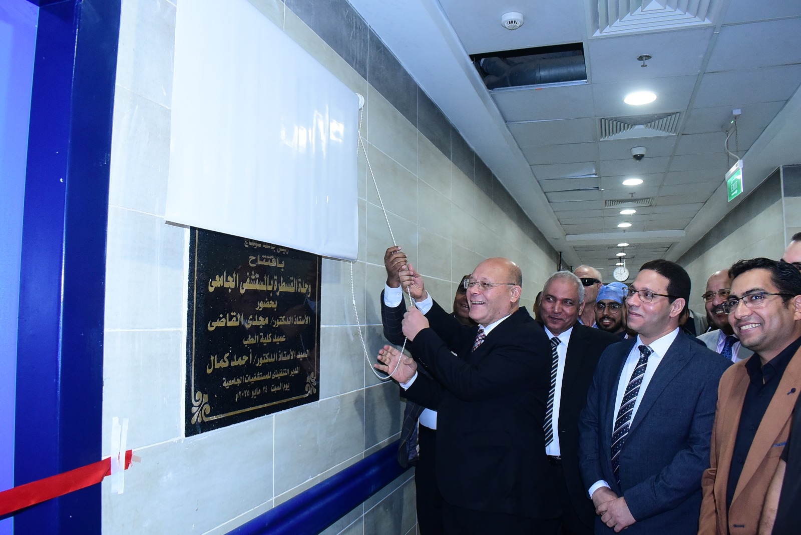 رئيس الجامعة يزيح الستار 