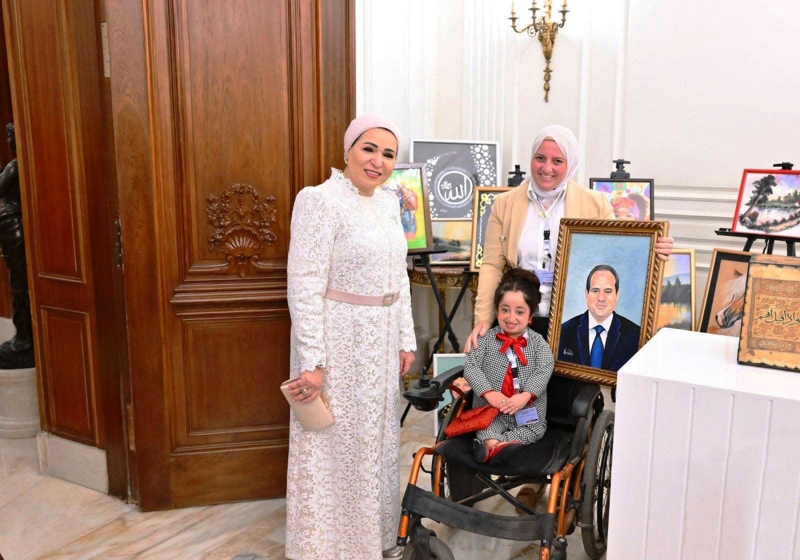 السيدة انتصار السيسي مع الطالبة حبيبة السيدة انتصار السيسي مع الطالبة حبيبة