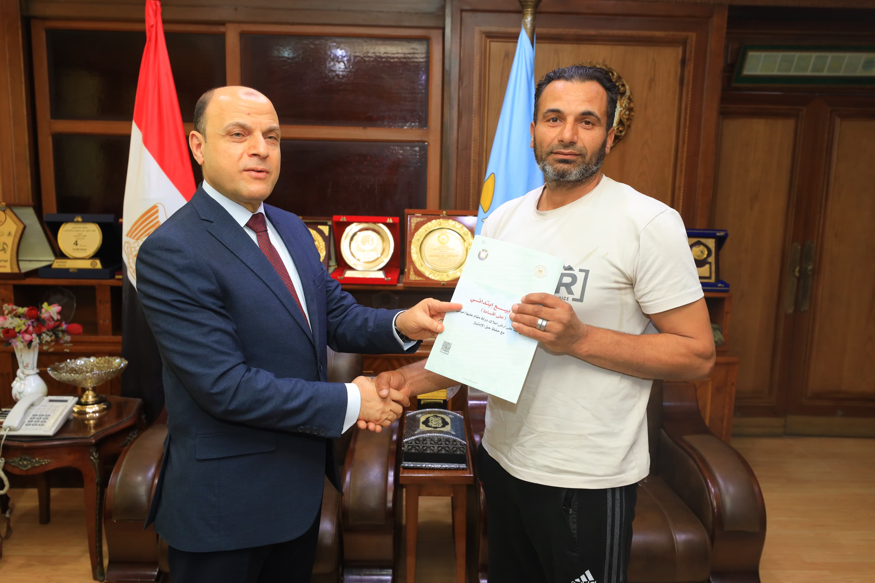 محافظ كفر الشيخ يسلم عقد تقنين