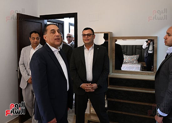 رئيس-الوزراء-يسلم-عددا-من-عقود-وحدات-سكن-لكل-المصريين-(12)