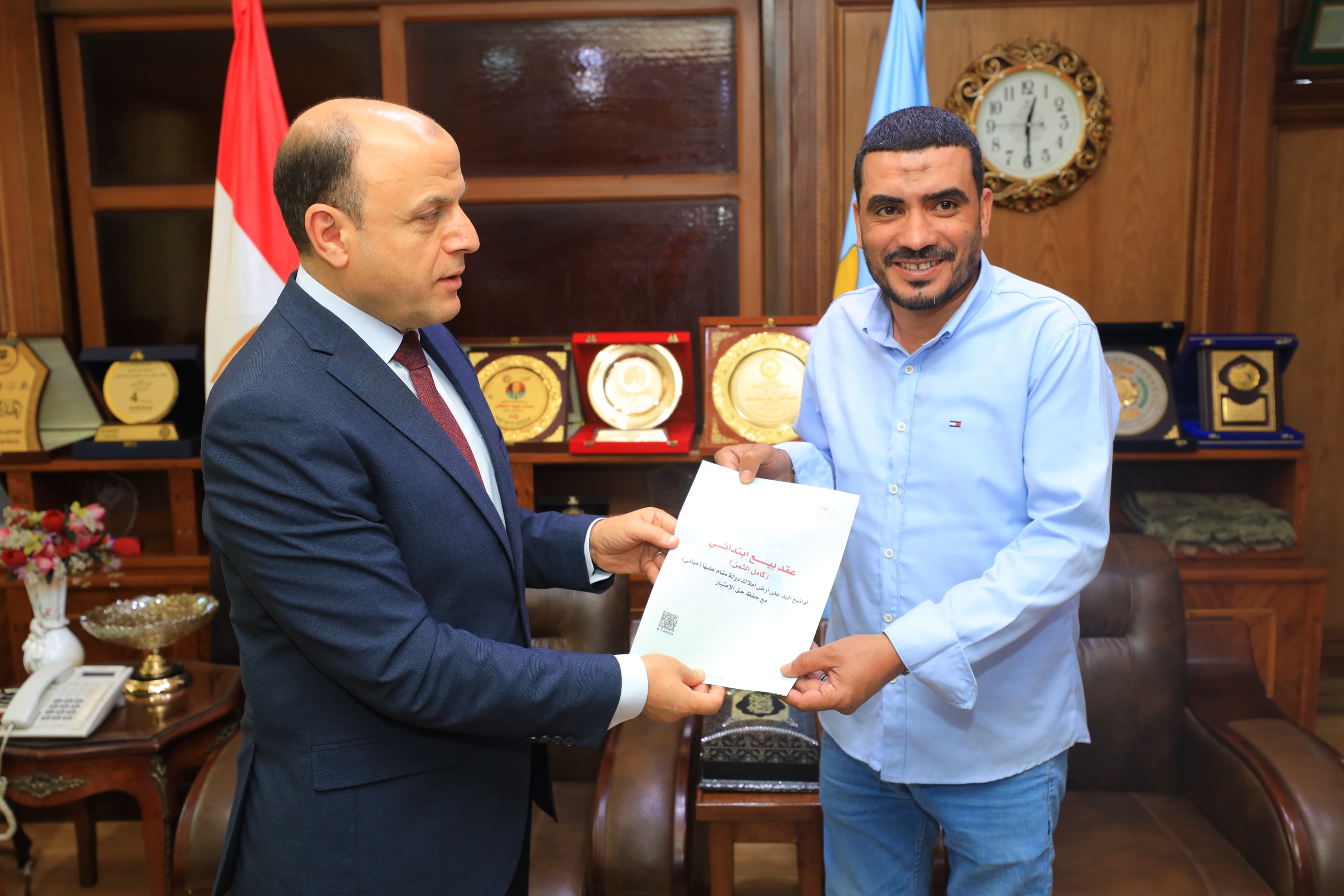 تسليم عقد تقنين لمواطن