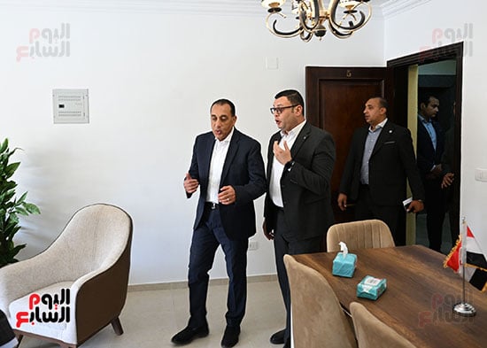 رئيس-الوزراء-يسلم-عددا-من-عقود-وحدات-سكن-لكل-المصريين-(10)