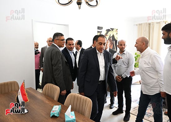 رئيس-الوزراء-يسلم-عددا-من-عقود-وحدات-سكن-لكل-المصريين-(13)