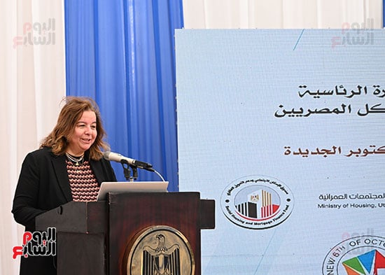 رئيس-الوزراء-يسلم-عددا-من-عقود-وحدات-سكن-لكل-المصريين-(18)