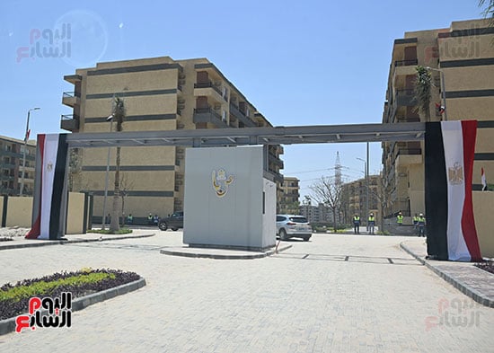 رئيس-الوزراء-يسلم-عددا-من-عقود-وحدات-سكن-لكل-المصريين-(5)