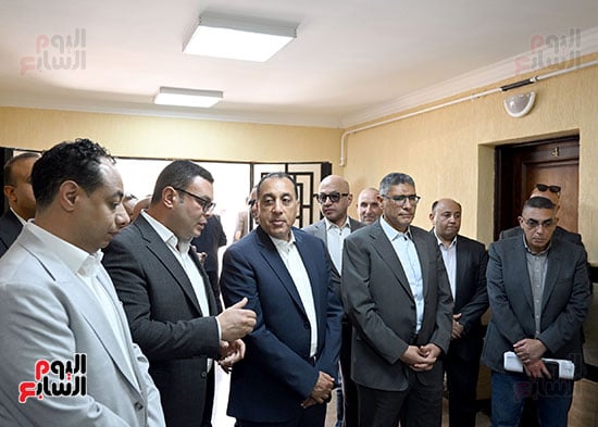رئيس-الوزراء-يسلم-عددا-من-عقود-وحدات-سكن-لكل-المصريين-(9)
