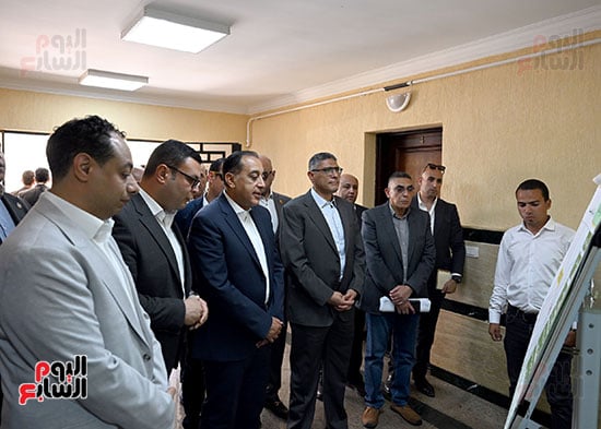 رئيس-الوزراء-يسلم-عددا-من-عقود-وحدات-سكن-لكل-المصريين-(8)