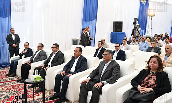 رئيس-الوزراء-يسلم-عددا-من-عقود-وحدات-سكن-لكل-المصريين-(16)