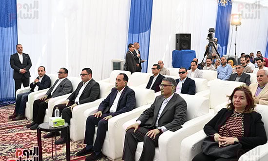 رئيس-الوزراء-يسلم-عددا-من-عقود-وحدات-سكن-لكل-المصريين-(16)