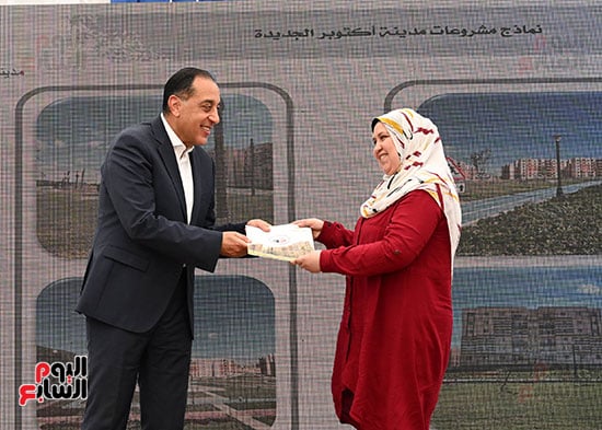 رئيس-الوزراء-يسلم-عددا-من-عقود-وحدات-سكن-لكل-المصريين-(1)