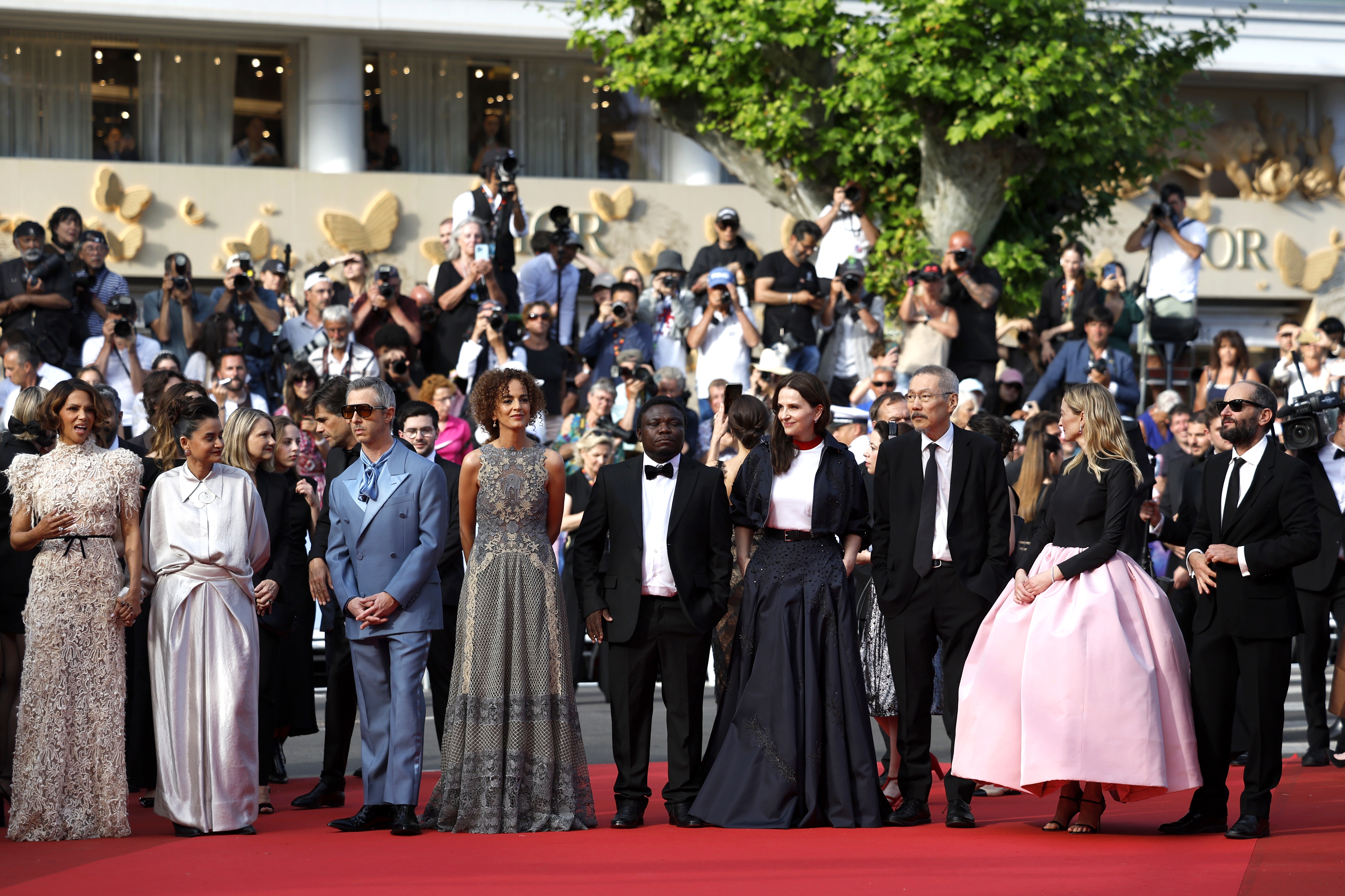 جانب من وصول وصول أعضاء لجنة التحكيم جيريمي سترونج، وليلى سليماني، وديودو حمادي، والرئيسة جولييت بينوش، وهونج سانغ سو، وألبا روهرواشر، وكارلوس ريجاداس جانب من وصول وصول أعضاء لجنة التحكيم جيريمي سترونج، وليلى سليماني، وديودو حمادي، والرئيسة جولييت بينوش، وهونج سانغ سو، وألبا روهرواشر، وكارلوس ريجاداس