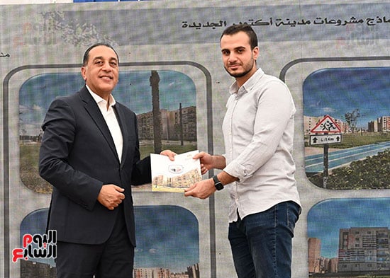 رئيس-الوزراء-يسلم-عددا-من-عقود-وحدات-سكن-لكل-المصريين-(3)