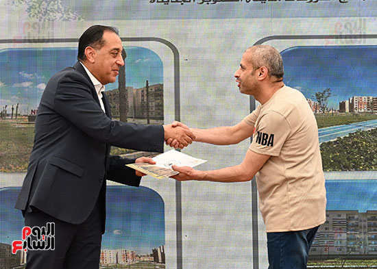 رئيس-الوزراء-يسلم-عددا-من-عقود-وحدات-سكن-لكل-المصريين-(23)