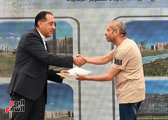 رئيس-الوزراء-يسلم-عددا-من-عقود-وحدات-سكن-لكل-المصريين-(23)