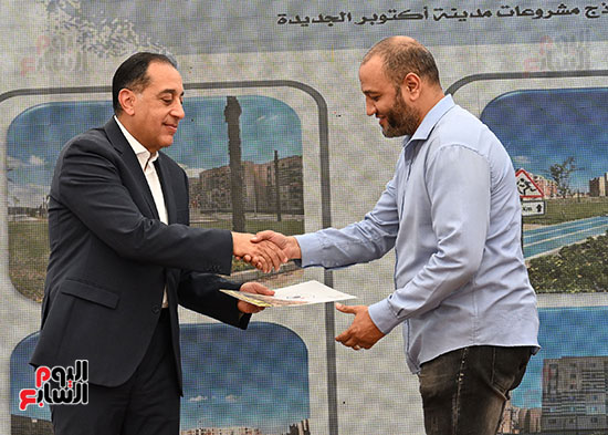 رئيس-الوزراء-يسلم-عددا-من-عقود-وحدات-سكن-لكل-المصريين-(22)